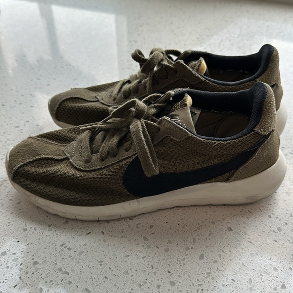 Nike Rosche - Picture 5 of 6